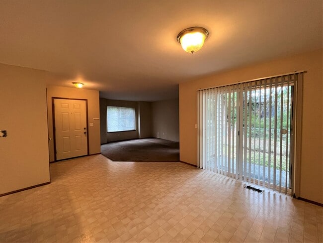 Building Photo - Single Story 2 Bdrm Duplex - Avail Now!