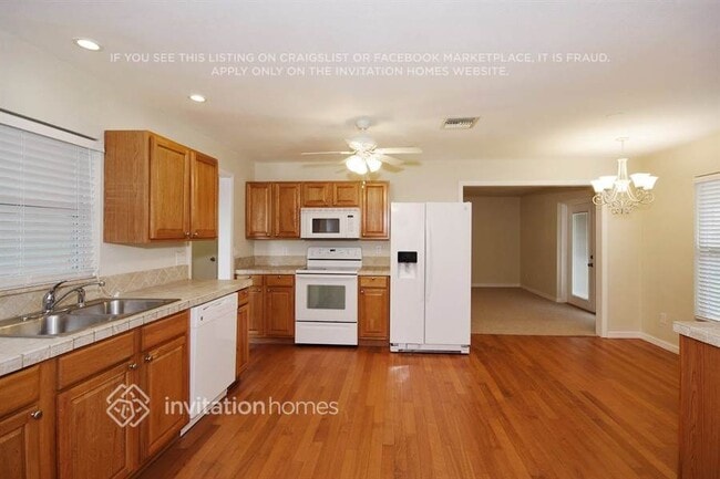 Building Photo - 3900 Lejune Ave