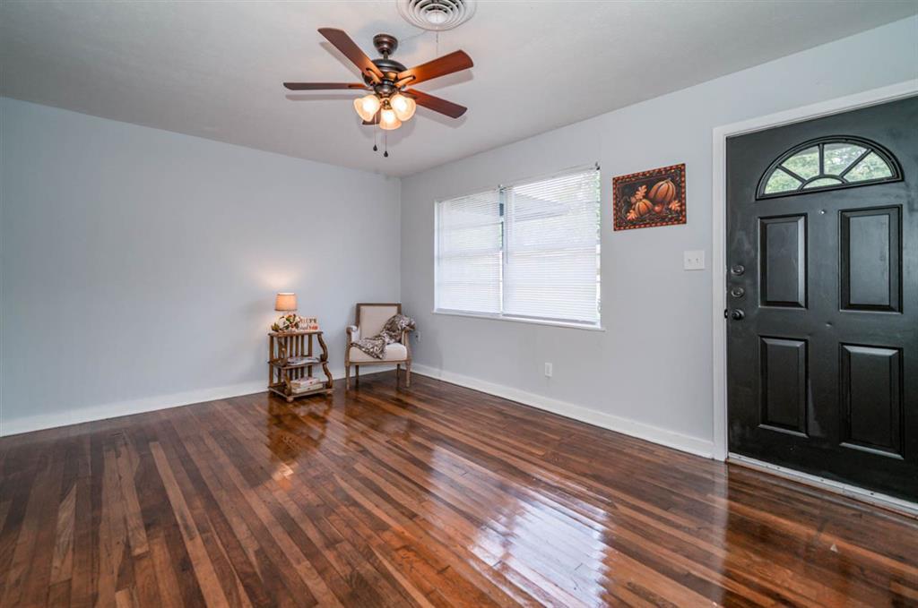 Living Room - 812 Glencrest Ln