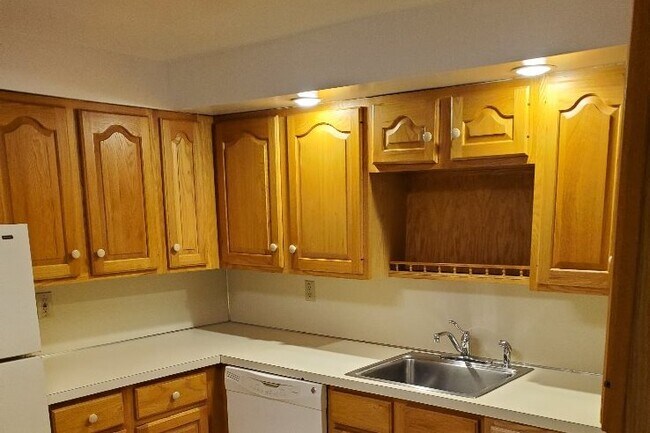 Building Photo - 35 E 6th St