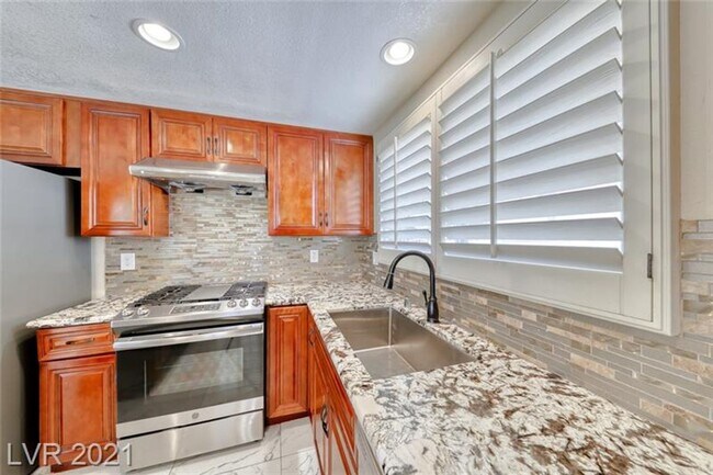 Building Photo - Gorgeous 4 bedroom home with large corner ...