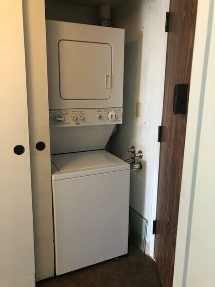 Stacked Washer Dryer - 1717 Mott-Smith Dr