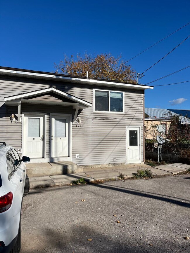 Building Photo - Sherwood Duplex and House
