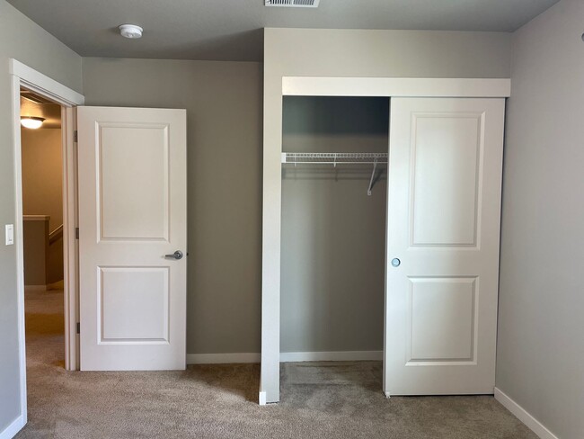 Building Photo - Goregous 3 Bedroom Home Ready for Hot Summ...