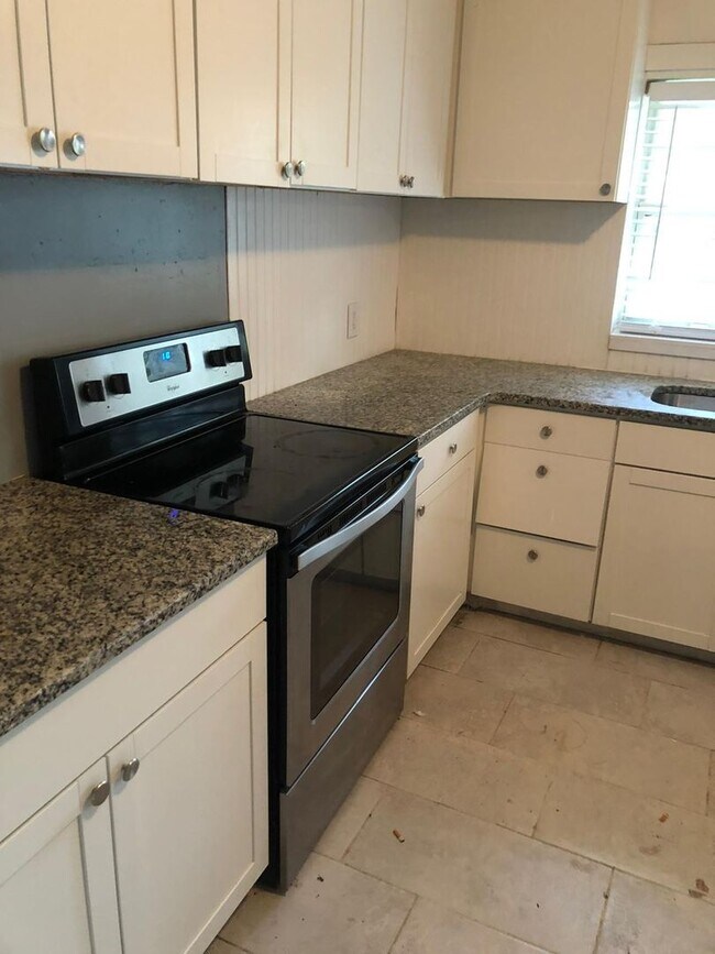 Building Photo - Stunning 3-Bedroom, 2-Bath Home in Desirable Mandarin Neighborhood!