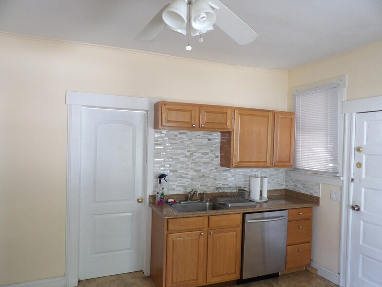 Kitchen w/dishwasher - 112 Jackson Ave