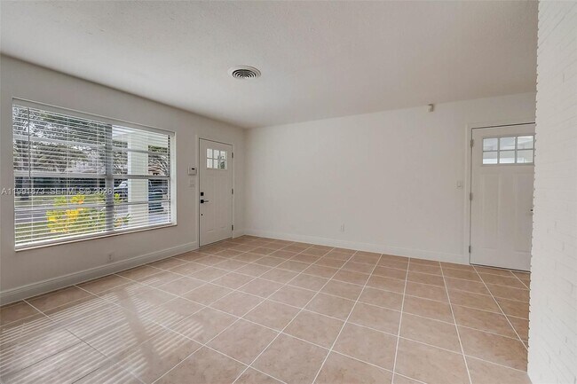 Building Photo - 1601 SW 32nd Pl