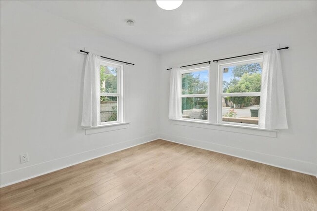 Building Photo - Fully Renovated 3 Bed 2 Bath Craftsman In ...