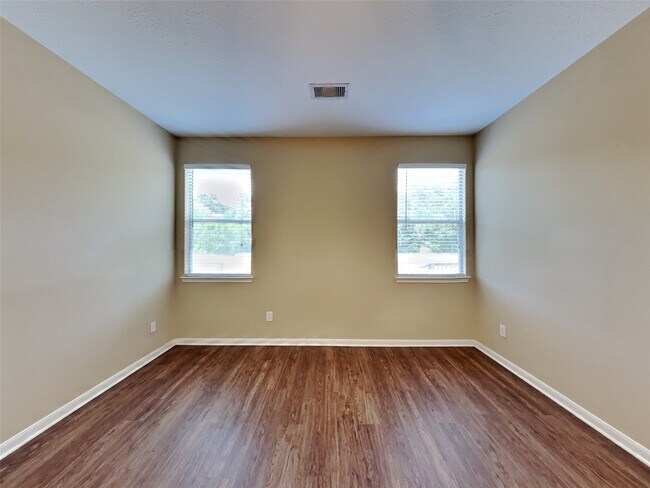 Building Photo - 912 Summer Wood Blvd