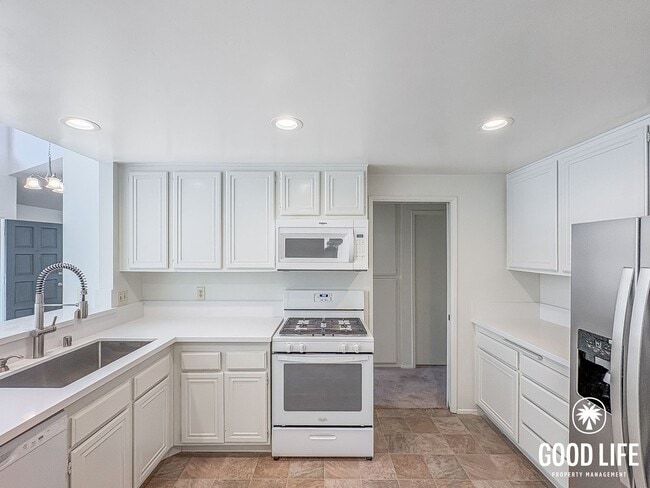 Building Photo - SD: Spacious 3BD/2BA Home in Carlsbad with Community Pool, 2-Car Garage & In-Unit Laundry