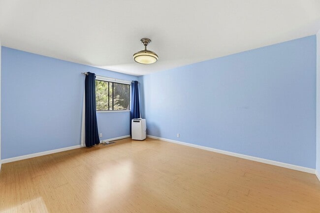 Building Photo - 2 Bedroom Townhome with Private Yard and 2 Car Garage in Santa Clara