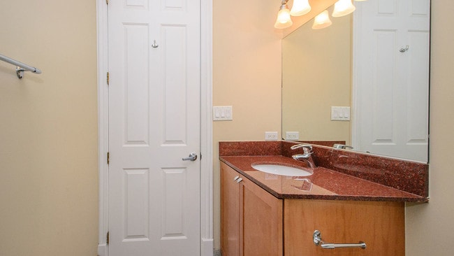 Building Photo - 1910 W Armitage Ave