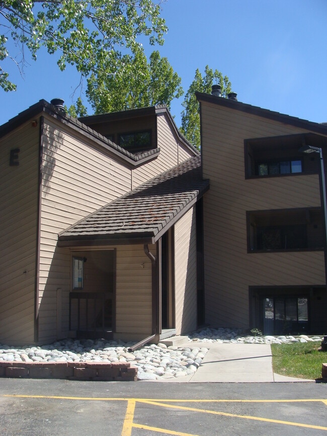 Building Photo - 1050 W Beaver Creek Blvd