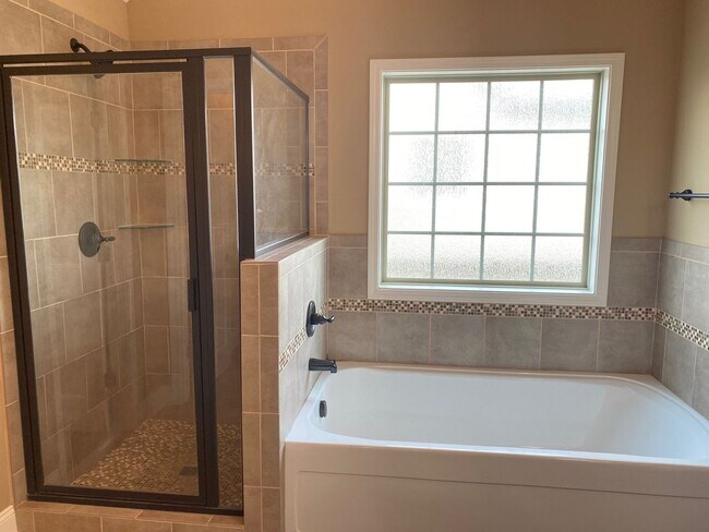 Building Photo - Beautiful Home! 4 Bed 2.5 Bath! Rossview S...