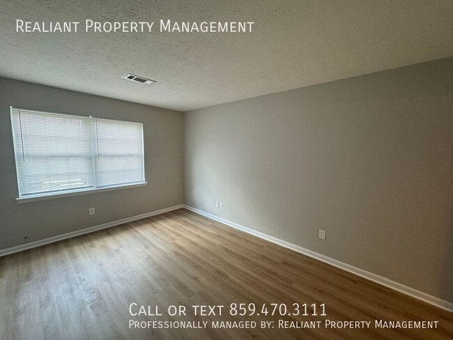 Building Photo - 425 Lenney Dr