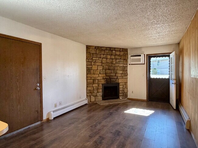 Building Photo - 50% OFF your 1st Month's Rent!!  Level 1 Bedroom/1 Bathroom Condo Located In Gated Oak Park Commu...