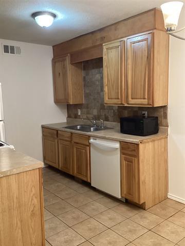 Building Photo - 214 Locust St S