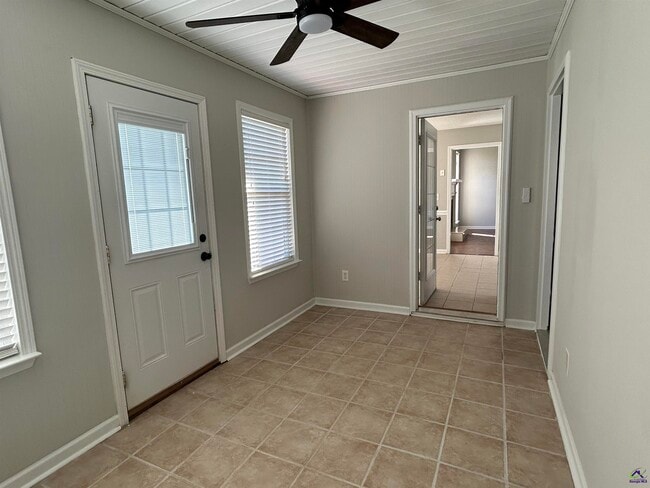Building Photo - 166 Holly Pointe