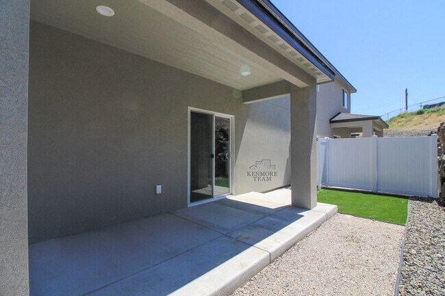 Building Photo - 735 Rio Vista Loop