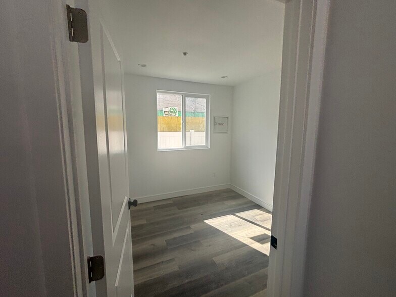 Building Photo - 3006 S Palm Grove Ave