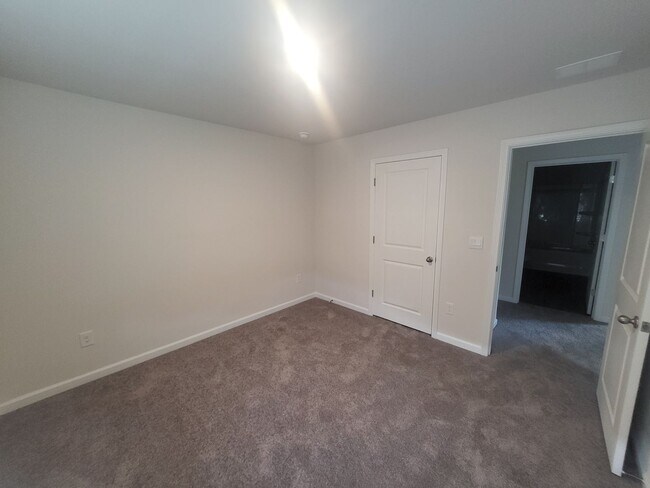 Building Photo - 5 bedroom/3 bath home in Aynor - 1/2 Off R...