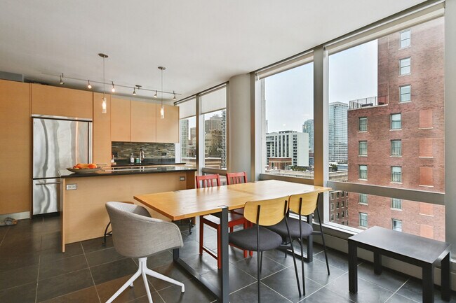 Building Photo - 1300 N Astor St