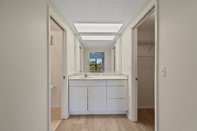 Building Photo - 6165 S Mirror Lake Dr