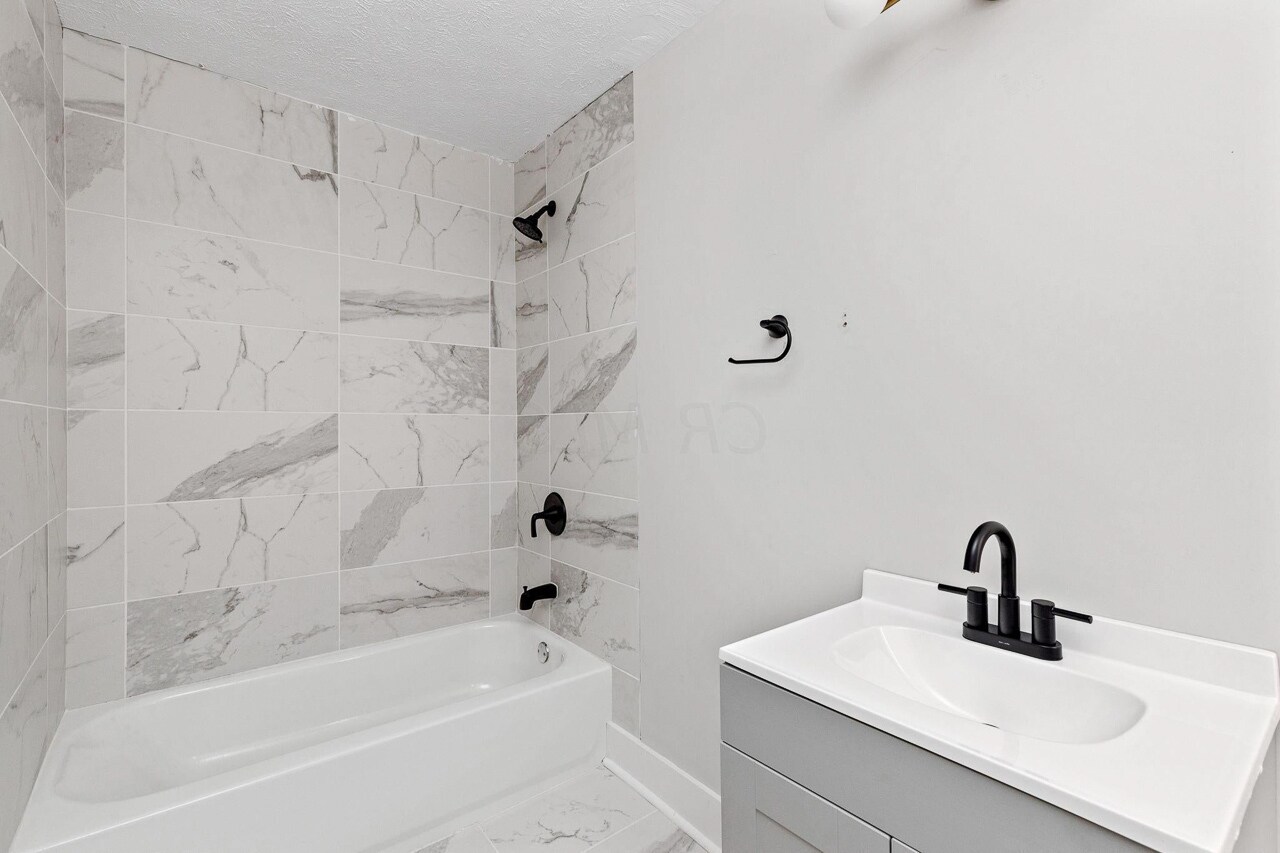 FULL BATH - 1024 Lockbourne Rd