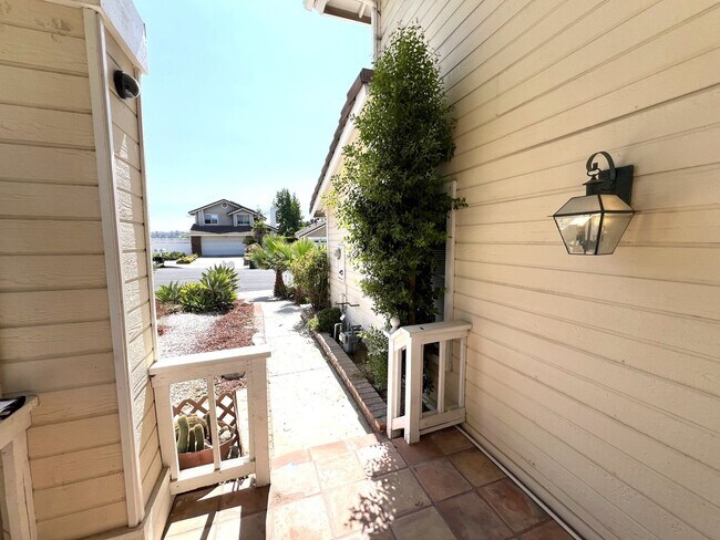 Building Photo - Beautiful 3 Bedrooms, 2.5 Bathrooms Single...