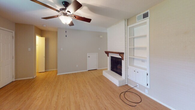 Building Photo - Casablanca Condo #124