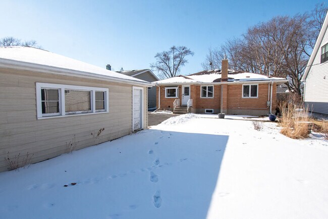 Building Photo - 131 S Lodge Ln