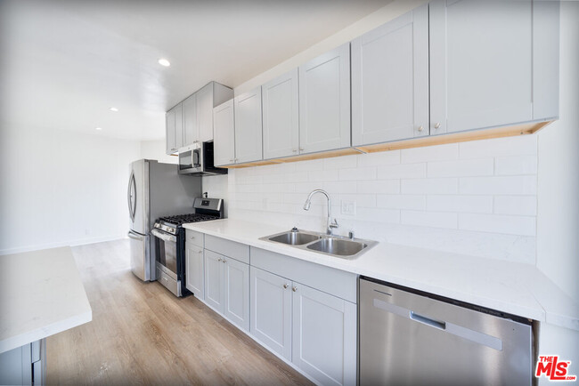 Building Photo - 132 S Kenmore Ave