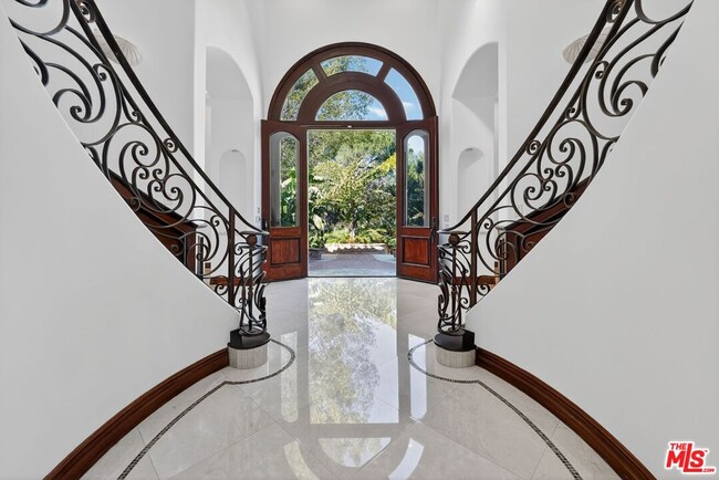 Building Photo - 4536 Vanalden Ave