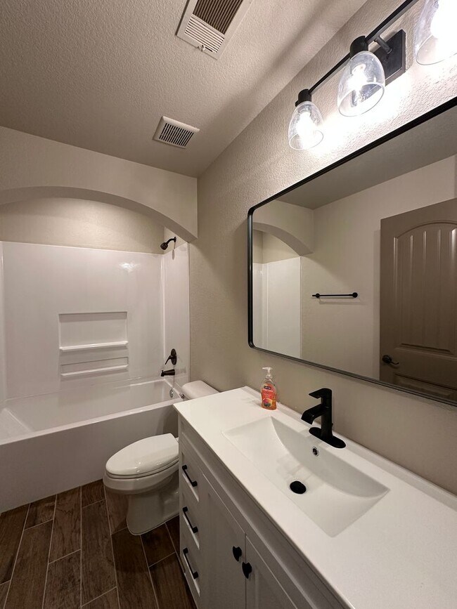 Building Photo - $2,200.00 Move-in-Special