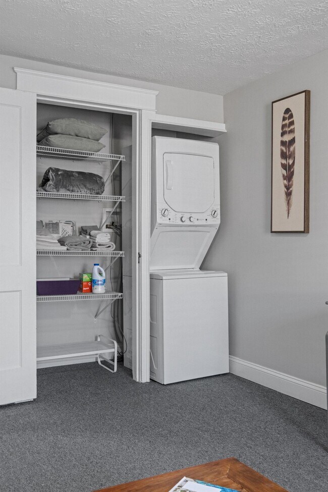 Building Photo - 65 S Elm St