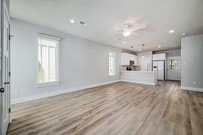 Building Photo - 340 Shady Bluff Dr