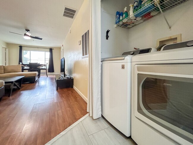 Building Photo - Beautiful Room for Rent in a 4/4 Unit - University Terrace West 511-A