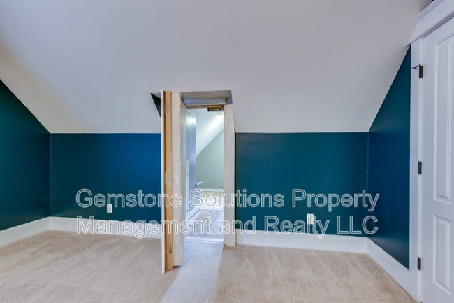 Building Photo - 210 38th Ave N