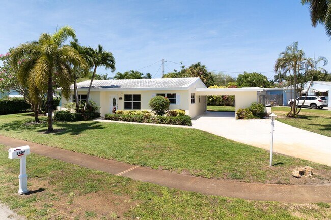 Primary Photo - 1452 Crest Dr