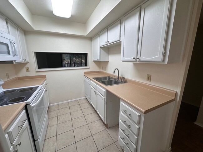 Building Photo - Spacious 2 story townhome in gated and gua...