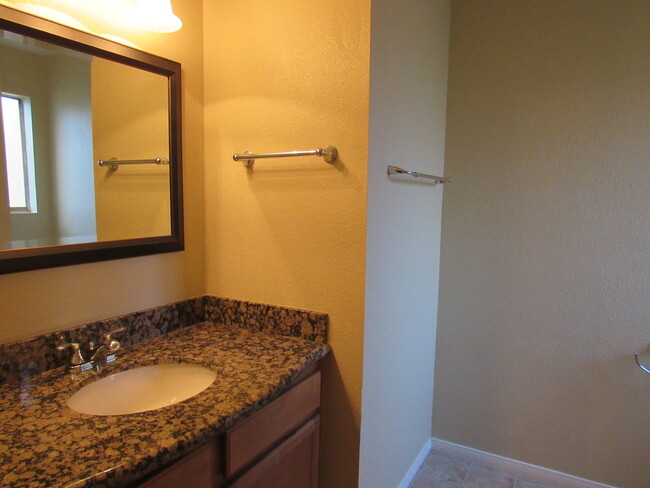 Building Photo - COZY 1 BEDROOM CONDO