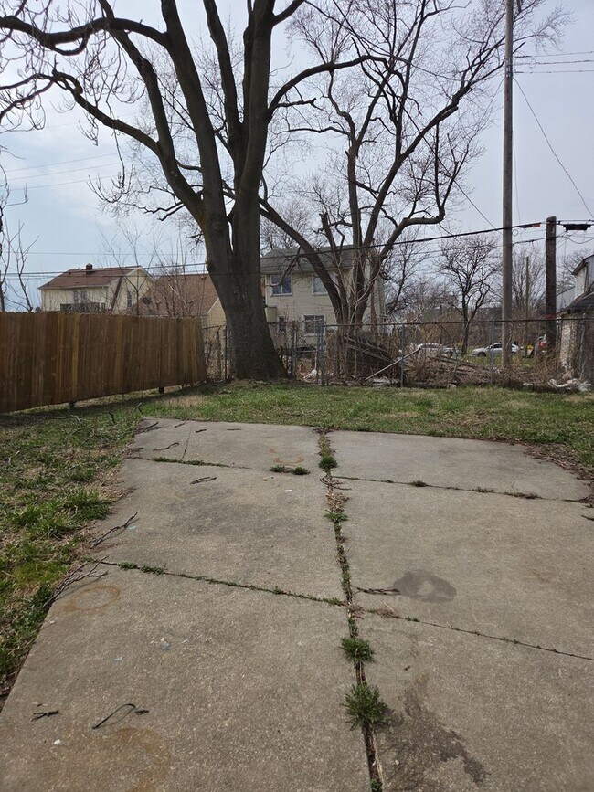 Building Photo - Three Bedroom Open Floorplan