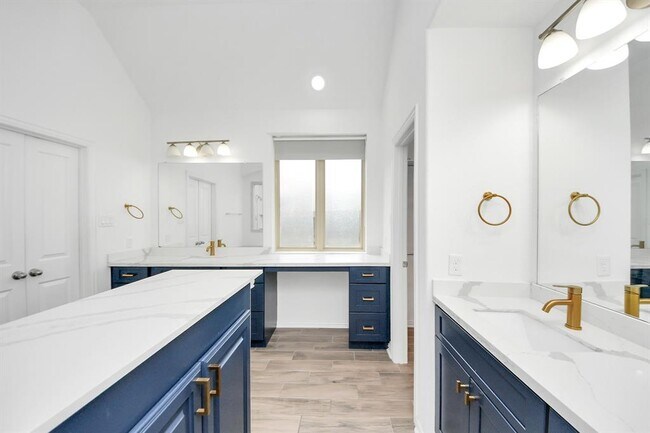 Building Photo - 10910 Wardrop Pl