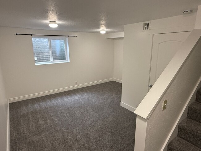 Building Photo - Townhome in Beautiful Gated community with...