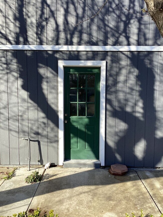 Building Photo - NOW AVAILABLE!! 2 BEDROOM 1.5 BATH GUSTINE APARTMENT