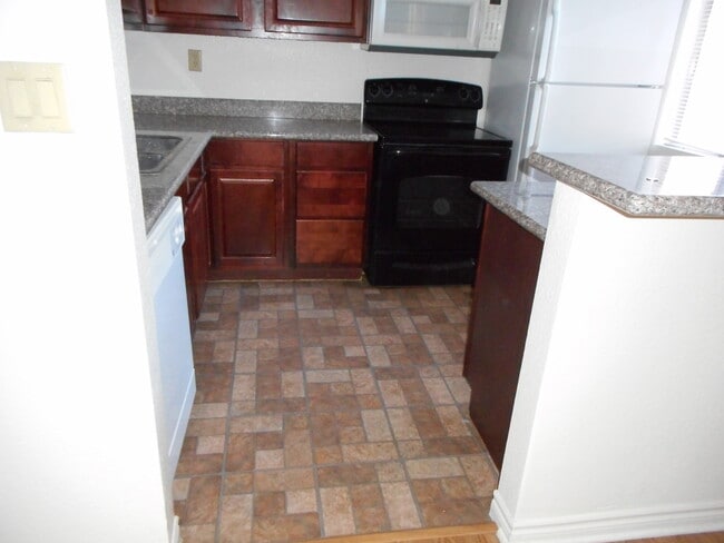 Building Photo - 5261 River Glen Dr