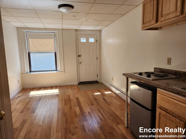 Building Photo - 405 Beacon St