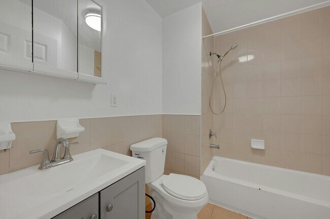 Building Photo - 3313 Rombouts Ave