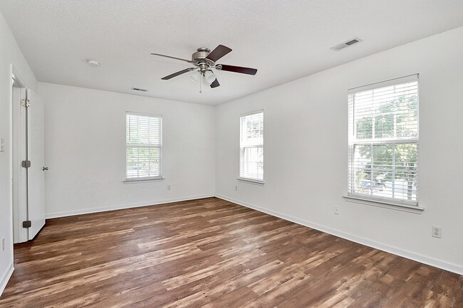 Building Photo - 5028 Silabert Ave