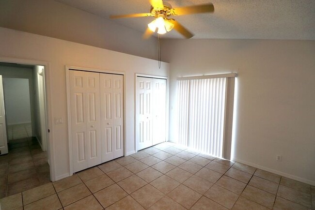 Building Photo - Corner of Curry Ford and Goldenrod 3 bedroom 2 baths and one car garage